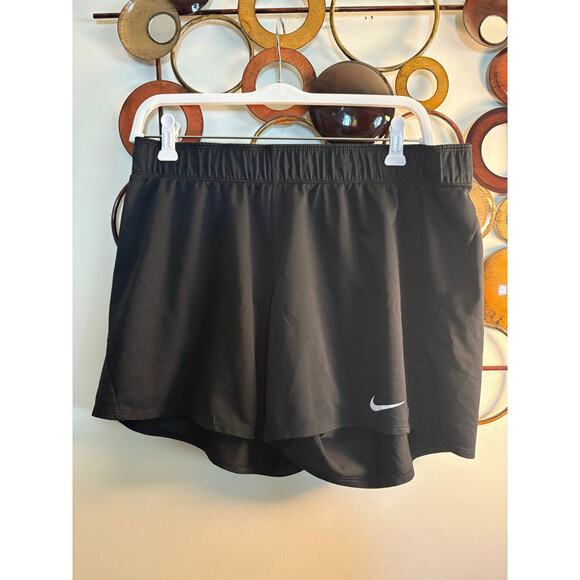Women’s Nike large black shorts - Picture 1 of 4